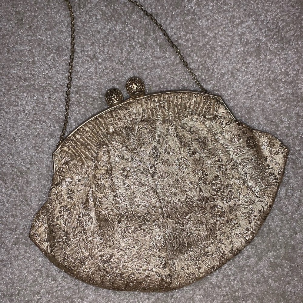 Vintage Gold Clutch with Shell Shape and Chain Strap
